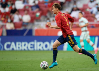 Le défenseur central de Leeds United Diego Llorente revient dans l’équipe d’Espagne après un test de coronavirus négatif