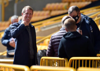 Le patron de Brighton, Graham Potter, snober Tottenham Hotspur, espère que Liverpool et Manchester City finiront par appeler