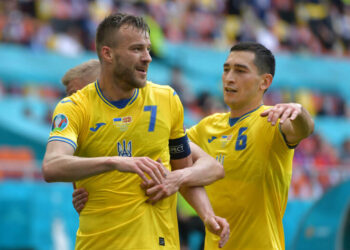 Les fans de West Ham réagissent à l’affichage de l’Euro 2020 d’Andriy Yarmolenko pour l’Ukraine