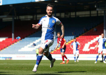 Norwich City rejoint West Ham United dans la course pour signer Adam Armstrong