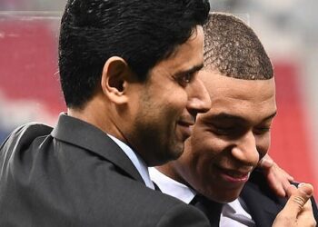Le chef du PSG lance un avertissement à la superstar liée à Liverpool Kylian Mbappe: « Il ne partira jamais »