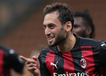 Manchester United s’efforce de recruter le milieu de terrain de l’AC Milan Hakan Calhanoglu cet été