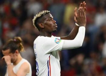 La star de Man Utd, Pogba, se moque des cheveux noirs et blancs comme un indice de transfert pour le retour de la Juventus
