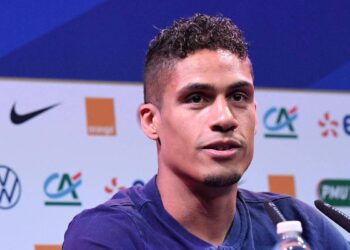 Raphael Varane tenté par le PSG alors que Manchester United trébuche dans la course à la signature