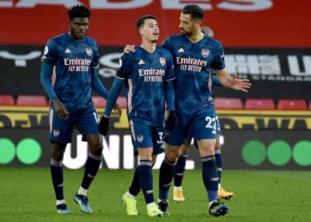 Arsenal dévoile un troisième kit bleu bicolore avant la nouvelle saison