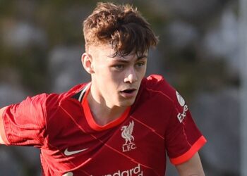 La starlette de Liverpool qui est passée d’attaquant à arrière a obtenu un contrat à long terme à Anfield