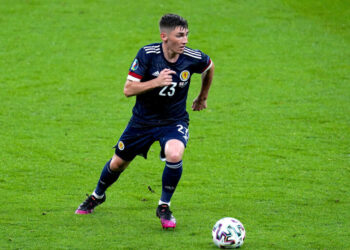 Chris Sutton réagit alors que Billy Gilmour snobe les Rangers pour le prêt de Norwich City