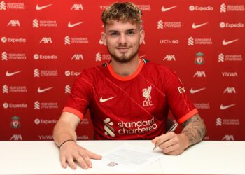 La starlette de Liverpool Harvey Elliott signe un nouveau contrat à long terme