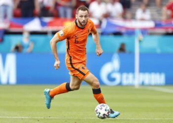 Everton envisage une décision pour Stefan de Vrij cet été