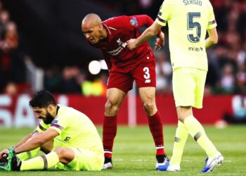 Fabinho fait référence au tacle de Suarez comme favori sur Instagram