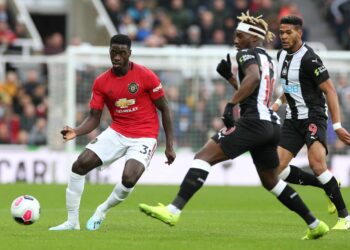 Steve Bruce « pousse » Newcastle à signer Axel Tuanzebe de Man United