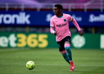 Les fans de Leeds United réagissent alors que Firpo impressionne lors de ses débuts à Leeds United