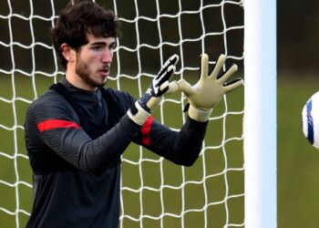 6’2 17 ans signe un contrat pro avec Liverpool