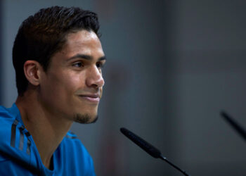 Les fidèles de Man United se moquent d’Arsenal avec la comparaison Varane-White