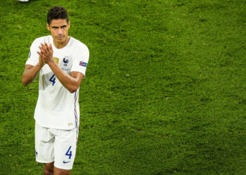Manchester United a eu de longues discussions avec Raphael Varane