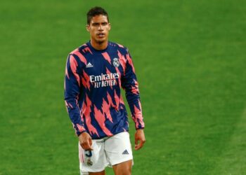 Manchester United discute des conditions personnelles avec la star du Real Madrid Raphael Varane