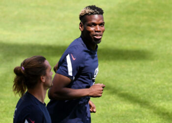 Manchester United pourrait échanger Paul Pogba contre Raphael Varane