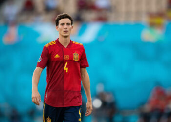 Manchester United souhaite signer Raphael Varane et Pau Torres