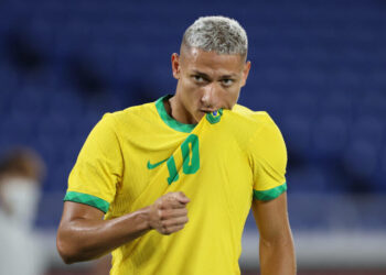 Neymar réagit alors que la star d’Everton Richarlison entre dans l’histoire olympique