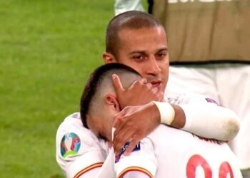 Certains fans de Liverpool saluent «l’agent Thiago» alors qu’un Espagnol a été surpris en train de consoler le prodige de Barcelone après la défaite de l’Euro