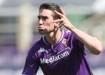 Vlahovic, lié à Liverpool et aux Spurs, s’aligne pour un nouveau contrat à la Fiorentina