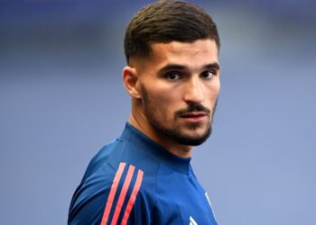 La star lyonnaise liée à Liverpool saute l’entraînement pour forcer le départ