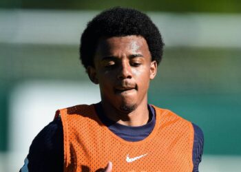 Jules Kounde est le « plan B » de Manchester United pour Raphael Varane