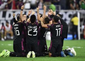  » Lui seul sait ce qu’il ressent  » – Martino explique pourquoi la star mexicaine Dos Santos a choisi de jouer des heures après la mort de son père