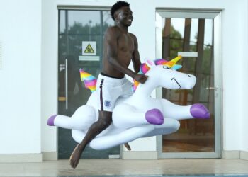 Bukayo Saka sur une licorne gonflable