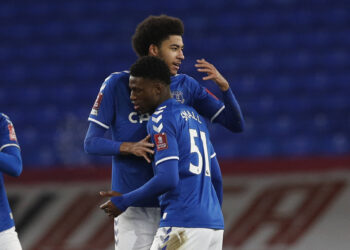 Leeds United et Aston Villa veulent Thierry Small après la sortie d’Everton