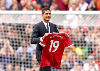 Vidéo: Manchester United révèle officiellement Raphael Varane contre Leeds United – Man United News And Transfer News