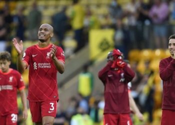 La femme de Fabinho se moque de Gary Neville sur Twitter après qu’un expert suggère que le Brésilien aurait dû être réservé contre Chelsea