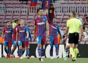 Memphis rembourse Pique pour la baisse de salaire avec son premier but après Messi