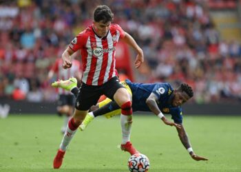 Après avoir joué contre Man United, les fans de Chelsea se réjouissent de leur clause de rachat de Tino Livramento