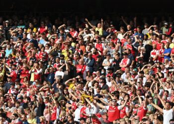 Les fans d’Arsenal et de Chelsea se réunissent pour chanter à Tottenham