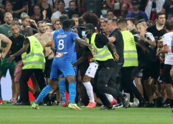 Les fans inondent le terrain après que Payet a rendu une bouteille d’eau