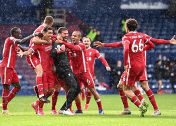 Le maillot extérieur 2022/23 de Liverpool fuit en ligne;  laisse les chemises Puma dans son sillage