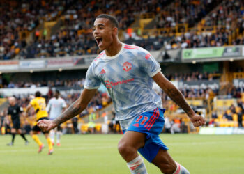 Les fans de Manchester United saluent Mason Greenwood après le vainqueur contre les Wolves
