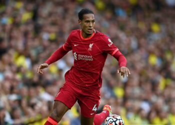 Van Dijk fixe l’objectif de la Premier League alors que Liverpool prend trois points du premier match