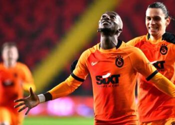 Onyekuru fait ses débuts à l’Olympiacos lors de la victoire en Ligue Europa contre le Slovan Bratislava