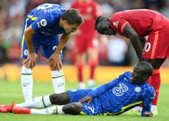 Chelsea fournit une mise à jour sur les blessures de Kante après que la star a été forcée lors du tirage au sort de Liverpool