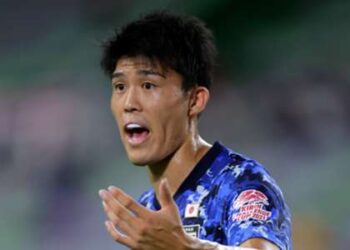 Arsenal en pourparlers pour signer le défenseur de Bologne Tomiyasu alors qu’il cherche un renfort d’arrière droit