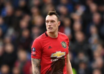 Phil Jones refuse d’abandonner le maillot numéro quatre pour Raphael Varane – Man United News And Transfer News