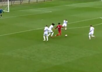 Le défenseur de Liverpool Bajcetic produit une course folle à la Matip