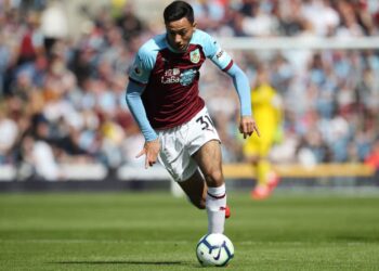 Dwight McNeil, lié à Everton, s’exprime sur la spéculation sur les transferts