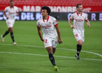 Les fans de Chelsea inondent les commentaires du dernier message Twitter de Jules Kounde