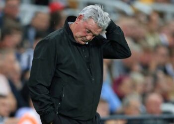 Les fans de Newcastle se demandent « qui gère l’équipe » après l’interaction Bruce/Jones