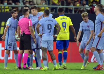 Les malheurs du Barça montent alors que de Jong est suspendu, mais Araujo brille à nouveau