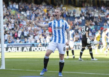 Négociations révélées après que Leeds n’a pas réussi à sécuriser le milieu de terrain de Huddersfield