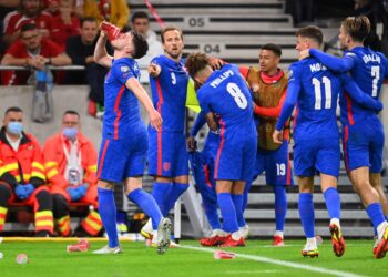 Sterling rend hommage à un ami / Rice présente des fans hongrois sans classe